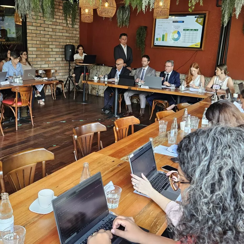 NO AZUL ][ ABPA projeta recorde na produção e consumo de carnes e ovos em 2025